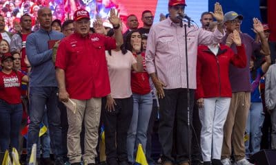 Fotografía del 1 de diciembre de 2025 donde se observa al presidente de Venezuela, Nicolás Maduro (d), junto al ministro de Relaciones Interiores, Justicia y Paz de Venezuela, Diosdado Cabello (i), saludando en un acto público de juramentación de su buró político, en Caracas (Venezuela). EFE/ Miguel Gutiérrez