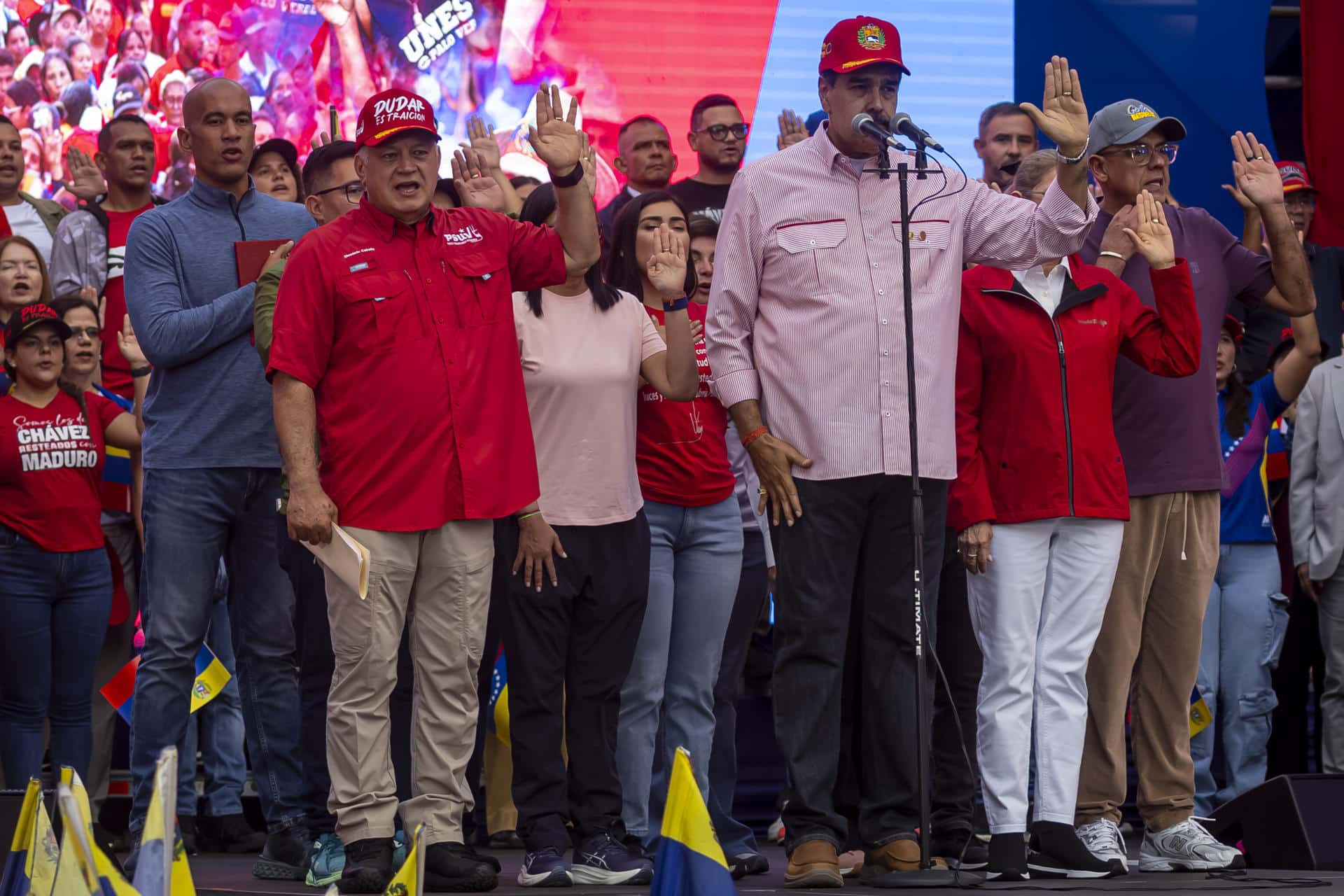 Fotografía del 1 de diciembre de 2025 donde se observa al presidente de Venezuela, Nicolás Maduro (d), junto al ministro de Relaciones Interiores, Justicia y Paz de Venezuela, Diosdado Cabello (i), saludando en un acto público de juramentación de su buró político, en Caracas (Venezuela). EFE/ Miguel Gutiérrez