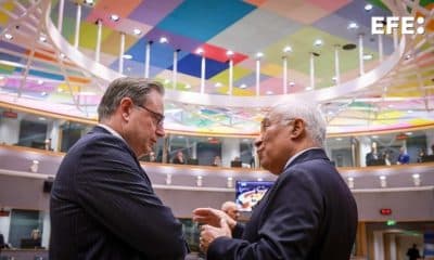 El primer ministro belga Bart de Wever (L) y el presidente del Consejo de la UE Antonio Costa durante la Cumbre del Consejo de la UE en Bruselas, Bélgica, 18 de diciembre de 2025. Los líderes de la UE se reúnen para discutir los últimos desarrollos en Ucrania, el próximo marco financiero plurianual de la UE, el proceso de ampliación de la UE y la situación geoeconómica en la Unión Europea. (Bélgica, Ucrania, Bruselas) EFE/EPA/OLIVIER HOSLET