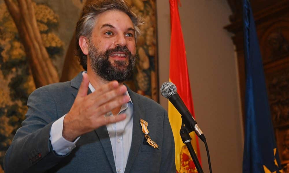 El dramaturgo y director uruguayo Gabriel Calderón habla luego de ser condecorado este lunes, en Montevideo (Uruguay). . EFE/ Federico Gutiérrez