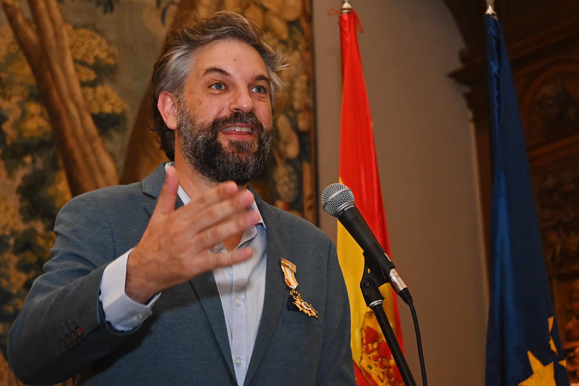 El dramaturgo y director uruguayo Gabriel Calderón habla luego de ser condecorado este lunes, en Montevideo (Uruguay). . EFE/ Federico Gutiérrez