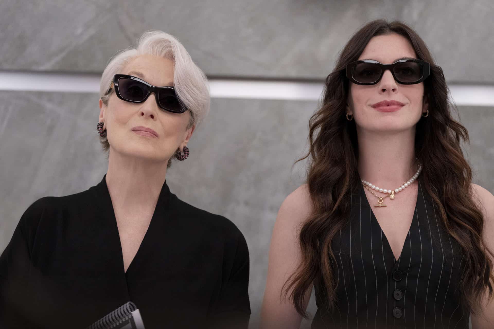 Meryl Streep y Anne Hathaway en 'El diablo se viste de Prada 2' de David Frankel, 30 de abril: El director y las protagonistas de la célebre sátira del mundo de la moda repiten 20 años después. Tiempo suficiente para que la desaliñada becaria interpretada por Anne Hathaway se haya transformado en una ejecutiva rival de la todopoderosa Miranda Priestly, que vuelve a interpretar Meryl Streep. EFE/Macall Polay / 20th Century Studios / SOLO USO EDITORIAL/SOLO DISPONIBLE PARA ILUSTRAR LA NOTICIA QUE ACOMPAÑA (CRÉDITO OBLIGATORIO)