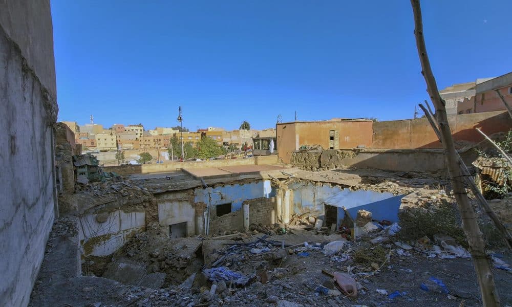 Las labores de reconstrucción avanzan en Marruecos dos años después del seísmo que golpeó en septiembre de 2023 varias provincias del Atlas y causó cerca de 3.000 muertos, y aunque las autoridades cifran en más de un 90 % el progreso de los trabajos, muchos de los afectados denuncian que continúan en situación precaria y excluidos de las ayudas estatales. Dos años después del terremoto, el Gobierno marroquí asegura haber invertido más de 4.500 millones de dirhams (417 millones de euros) en la reconstrucción de 51.154 de las cerca de 56.000 viviendas dañadas total o parcialmente. Además, se destinaron 2.400 millones de dirhams (222 millones de euros) al pago de ayudas mensuales de 2.500 dirhams (231 euros) a los damnificados durante un año y medio tras la tragedia. EFE/ Mar Marín
