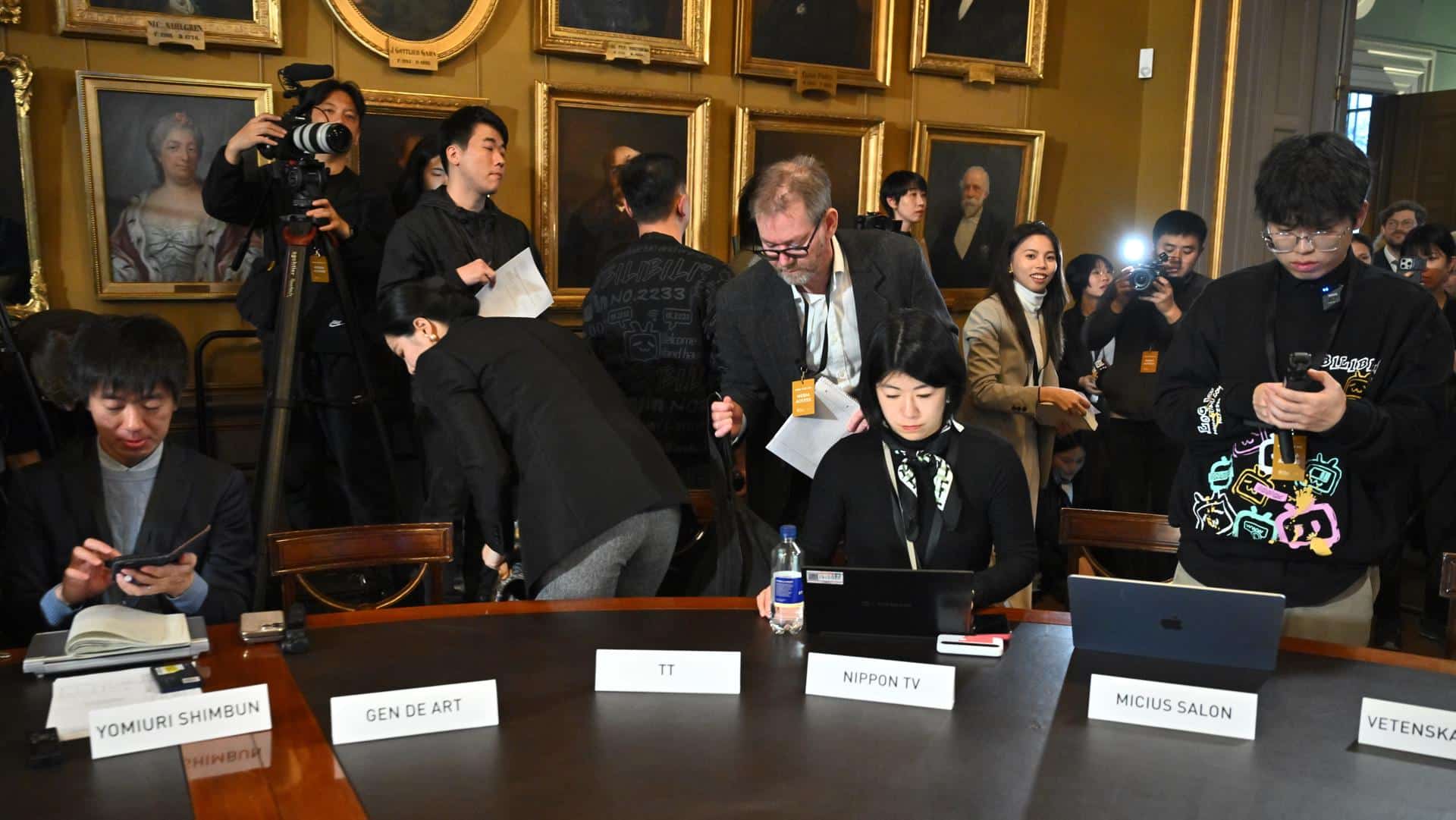 Periodistas internacionales trabajan durante una conferencia de prensa con los ganadores del Premio Nobel de Física, Química y Ciencias Económicas del 2025 en la Real Academia Sueca de Ciencias en Estocolmo, Suecia, 7 de diciembre de 2025. Las ceremonias del Premio Nobel de 2025 están programadas para llevarse a cabo el 10 de diciembre de 2025, tanto en Estocolmo como en Oslo, como el evento central de la Semana Nobel 2025 que se extiende del 6 al 12 de diciembre. (Suecia, Estocolmo) 
EFE/EPA/CLAUDIO BRESCIANI SWEDEN OUT
 
//////////
 
STOCKHOLM (Sweden), 07/12/2025.- International journalists work during a press conference with 2025 Nobel laureates in Physics, Chemistry and Economic Sciences at the Royal Swedish Academy of Sciences in Stockholm, Sweden, 07 December 2025. The Nobel Prize ceremonies for 2025 are scheduled to take place on 10 December 2025, in both Stockholm and Oslo, as the central event of the Nobel Week 2025 running from 6 to 12 December. (Suecia, Estocolmo) EFE/EPA/CLAUDIO BRESCIANI SWEDEN OUT