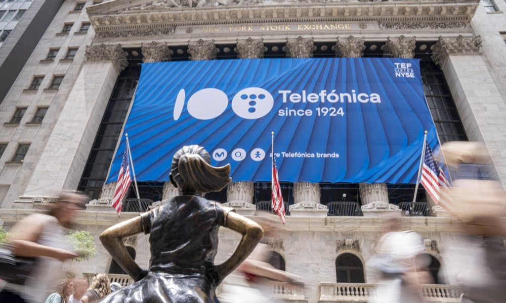 Imagen de archivo de la icónica estatua de "La niña sin miedo" de Wall Street ante una lona que celebraba los 100 años de Telefónica en la fachada de la bolsa de valores de Nueva York (NYSE) en Wall Street, Nueva York (EE. UU). . EFE/Ángel Colmenares