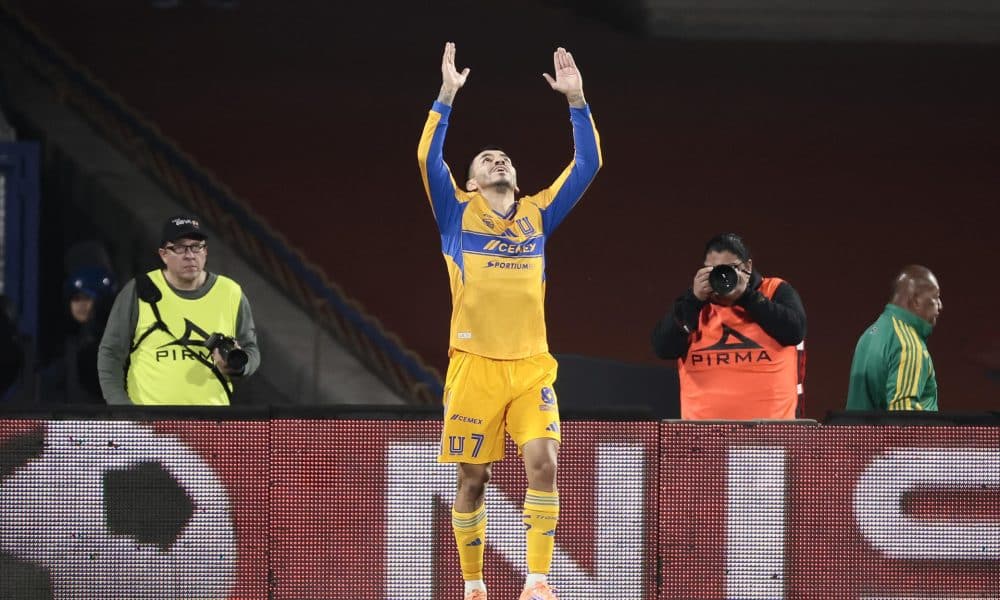 Ángel Correa de Tigres celebra un gol este miércoles, en el partido de ida de las semifinales de la Liga MX entre Cruz Azul y Tigres en el Estadio Olímpico Universitario en Ciudad de México (México). EFE/ José Méndez