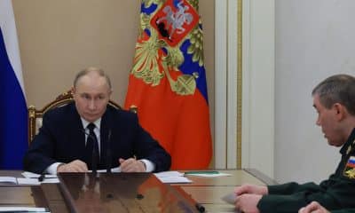 MOSCÚ (RUSIA), 29/12/2025.- Las fuerzas rusas han logrado penetrar en la estratégica ciudad de Limán, en el este de Donetsk, desde varias direcciones, aseguró este lunes Valeri Guerásimov, jefe del Estado Mayor de las Fuerzas Armadas de Rusia. "Unidades militares del grupo Zapad avanzan activamente en la ciudad de Krasni Limán (nombre ruso de Limán)", declaró Valeri Guerásivov en una reunión con el presidente ruso, Vladímir Putin. EFE/Kremlin / SOLO USO EDITORIAL/SOLO DISPONIBLE PARA ILUSTRAR LA NOTICIA QUE ACOMPAÑA (CRÉDITO OBLIGATORIO)