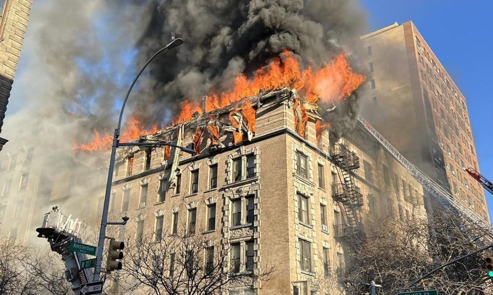 Fotografía divulgada por el Departamento de Bomberos de Nueva York (FDNY) donde aparecen bomberos controlando un incendio este martes, en Nueva York (Estados Unidos). EFE/ Departamento de Bomberos de Nueva York