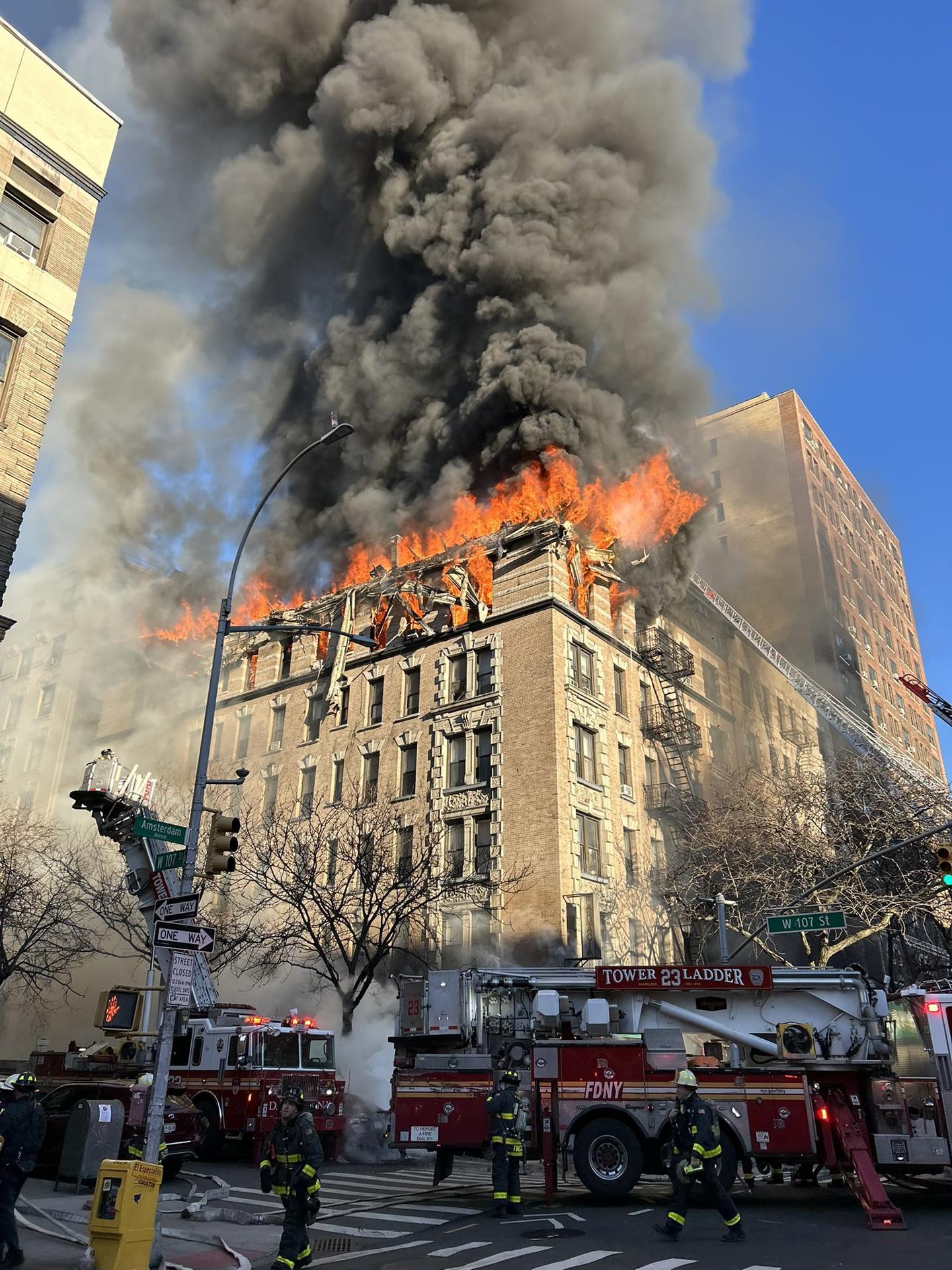 Fotografía divulgada por el Departamento de Bomberos de Nueva York (FDNY) donde aparecen bomberos controlando un incendio este martes, en Nueva York (Estados Unidos). EFE/ Departamento de Bomberos de Nueva York