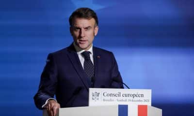 El presidente francés, Emmanuel Macron, habla con los medios de comunicación al final del primer día de la cumbre del Consejo de la UE en Bruselas, Bélgica, el 19 de diciembre de 2025. EFE/EPA/OLIVIER MATTHYS