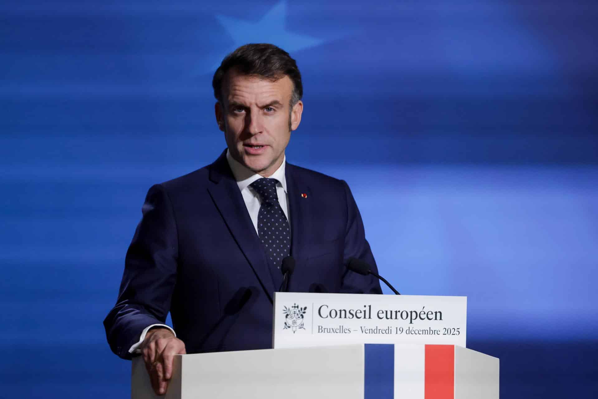 El presidente francés, Emmanuel Macron, habla con los medios de comunicación al final del primer día de la cumbre del Consejo de la UE en Bruselas, Bélgica, el 19 de diciembre de 2025. EFE/EPA/OLIVIER MATTHYS
