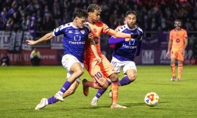 El delantero del FC Barcelona, Lamine Yamal (c), intenta llevarse el balón ante los defensores del CD Guadalajara durante el encuentro correspondiente a los dieciseisavos de final de la Copa del Rey que disputaron el CD Guadalajara y el FC Barcelona en el estadio Pedro Escartín, en Guadalajara. EFE / Nacho Izquierdo.