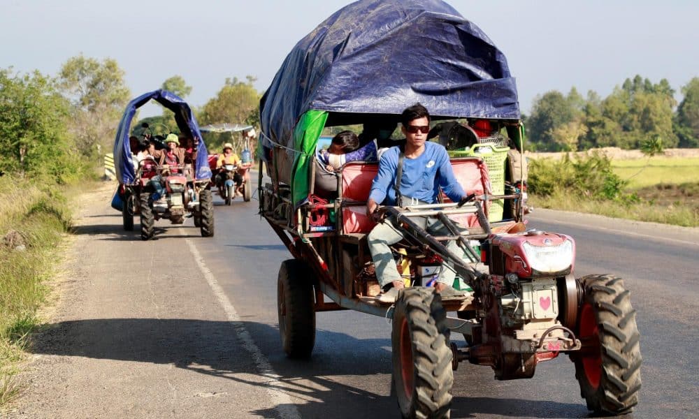 ODDAR MEANCHEY PROVINCE (Cambodia), 09/12/2025.- People flee from a disputed area along a street in Oddar Meanchey province, Cambodia, 09 December 2025. According to a statement by the Thai military, the 2nd Army Area carried out what it described as responsive operations on 08 December, while the Cambodian military condemned the Thai actions and said it remains committed to a peaceful resolution, calling for international condemnation of what it described as violations of a joint declaration signed by Cambodia and Thailand on 26 October. (Camboya, Tailandia) EFE/EPA/KITH SEREY