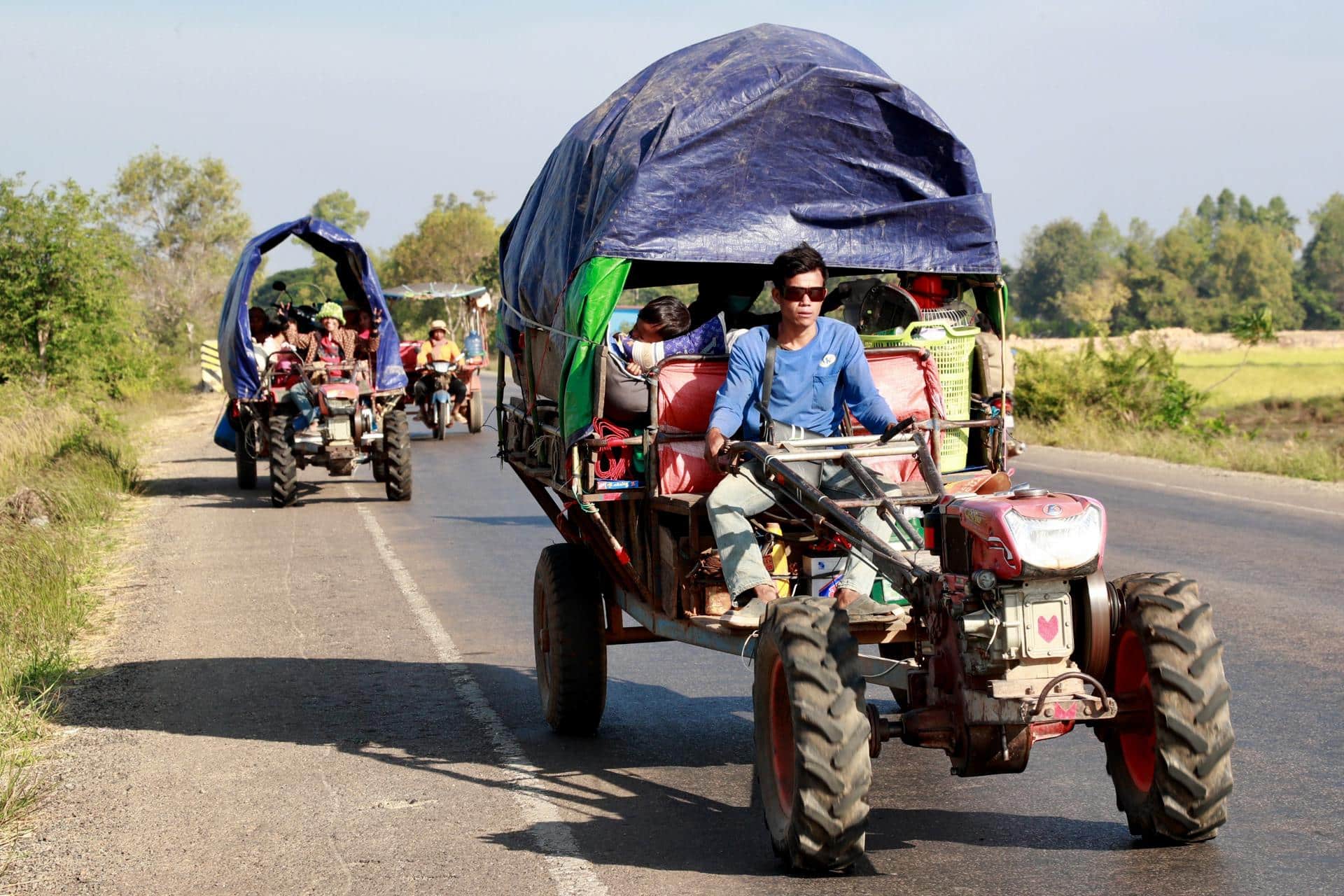 ODDAR MEANCHEY PROVINCE (Cambodia), 09/12/2025.- People flee from a disputed area along a street in Oddar Meanchey province, Cambodia, 09 December 2025. According to a statement by the Thai military, the 2nd Army Area carried out what it described as responsive operations on 08 December, while the Cambodian military condemned the Thai actions and said it remains committed to a peaceful resolution, calling for international condemnation of what it described as violations of a joint declaration signed by Cambodia and Thailand on 26 October. (Camboya, Tailandia) EFE/EPA/KITH SEREY