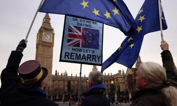 Activistas a favor de la UE portan banderas y pancartas de la UE frente al Parlamento en Londres, Gran Bretaña, el 17 de diciembre de 2025. El Reino Unido se reincorporará al programa de intercambio de estudiantes Erasmus, según ha confirmado el gobierno británico. (Reino Unido, Londres) EFE/EPA/ANDY RAIN