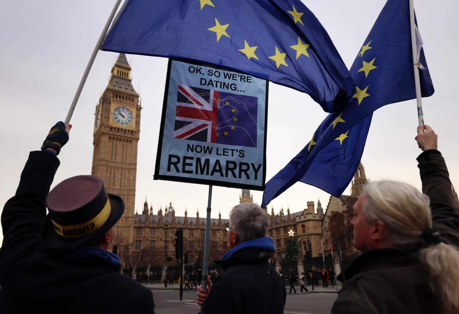 Activistas a favor de la UE portan banderas y pancartas de la UE frente al Parlamento en Londres, Gran Bretaña, el 17 de diciembre de 2025. El Reino Unido se reincorporará al programa de intercambio de estudiantes Erasmus, según ha confirmado el gobierno británico. (Reino Unido, Londres) EFE/EPA/ANDY RAIN