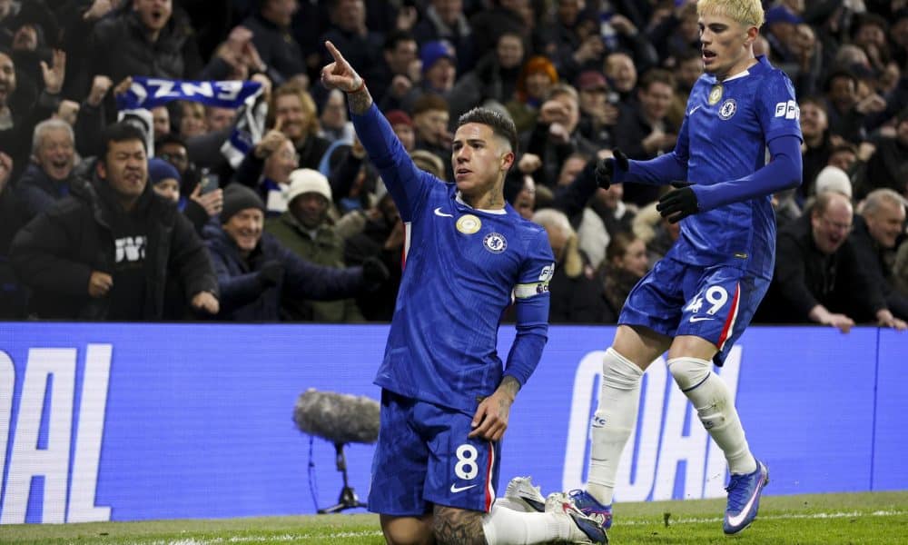 El argentino Enzo Fernández (i) y Alejandro Garnacho (d), del Chelsea, celebran el 2-1 en el partido de Premier League que enfrentó este martes a su equipo con el Bournemouth. EFE/DAVID CLIFF *Sólo uso editorial*