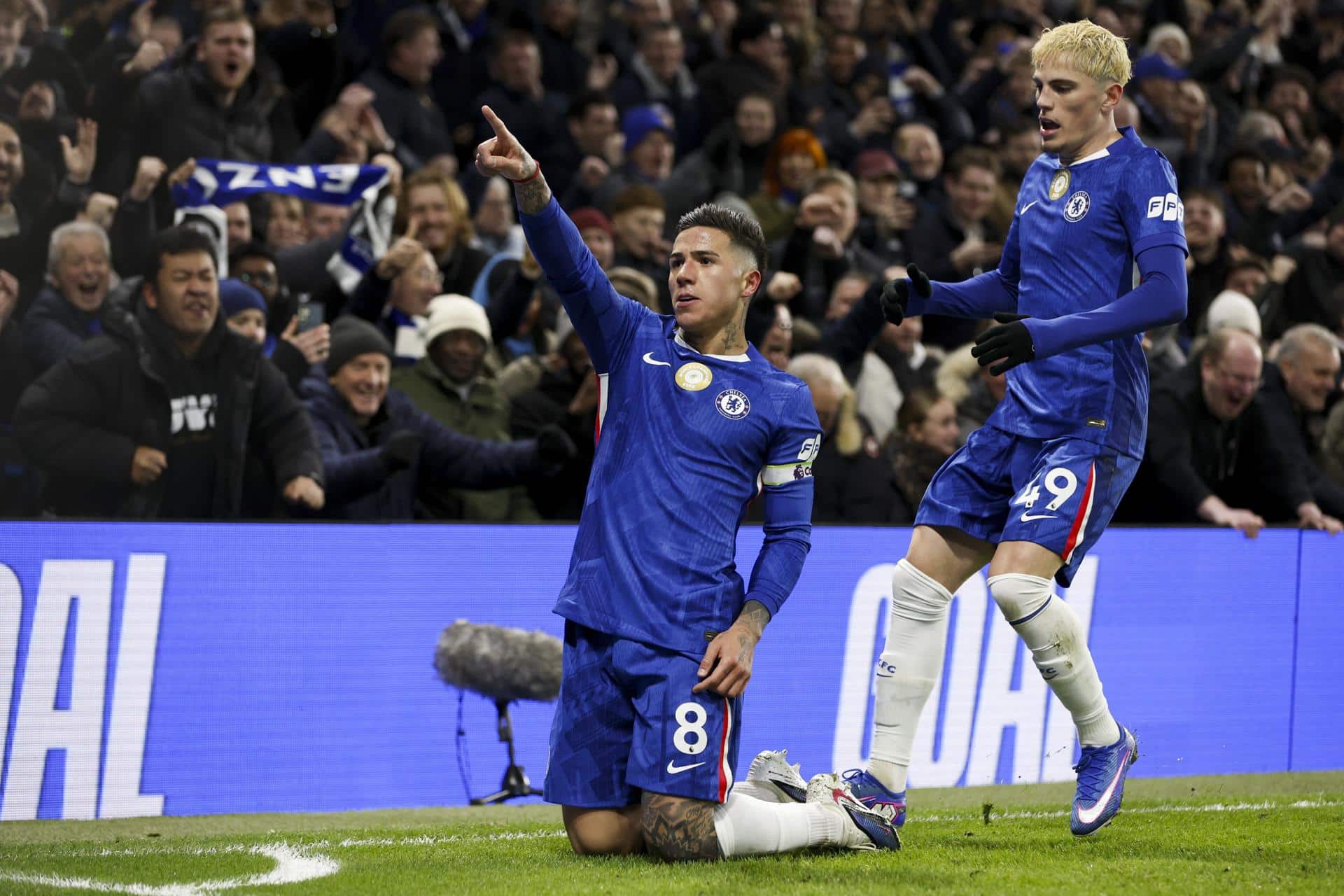 El argentino Enzo Fernández (i) y Alejandro Garnacho (d), del Chelsea, celebran el 2-1 en el partido de Premier League que enfrentó este martes a su equipo con el Bournemouth. EFE/DAVID CLIFF *Sólo uso editorial*