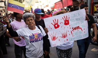Personas participan en una manifestación en rechazo a la incautación de un buque petrolero venezolano en el Caribe este sábado, en Caracas (Venezuela). EFE/ Ronald Peña R