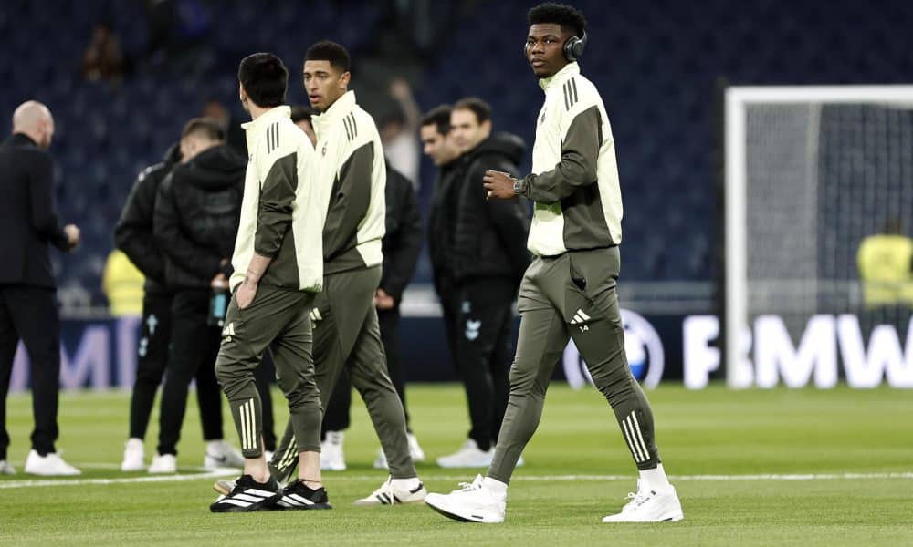 El centrocampista del Real Madrid Aurelien Tchouameni (d), durante el calentamiento previo al partido de la jornada 15 de Liga que disputan el Real Madrid y el Celta de vigo en el estadio Bernabéu de Madrid. EFE/Sergio Perez
