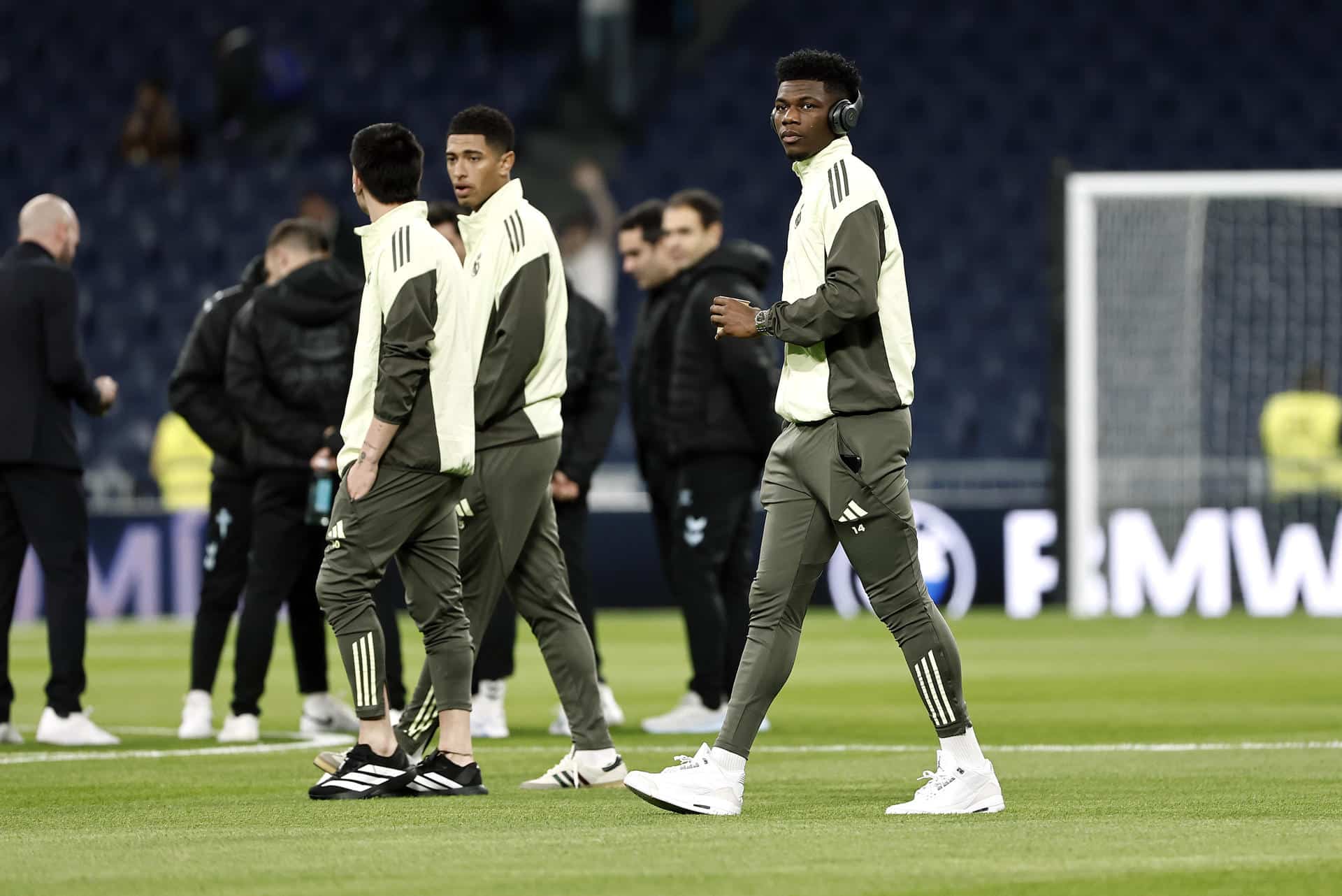 El centrocampista del Real Madrid Aurelien Tchouameni (d), durante el calentamiento previo al partido de la jornada 15 de Liga que disputan el Real Madrid y el Celta de vigo en el estadio Bernabéu de Madrid. EFE/Sergio Perez