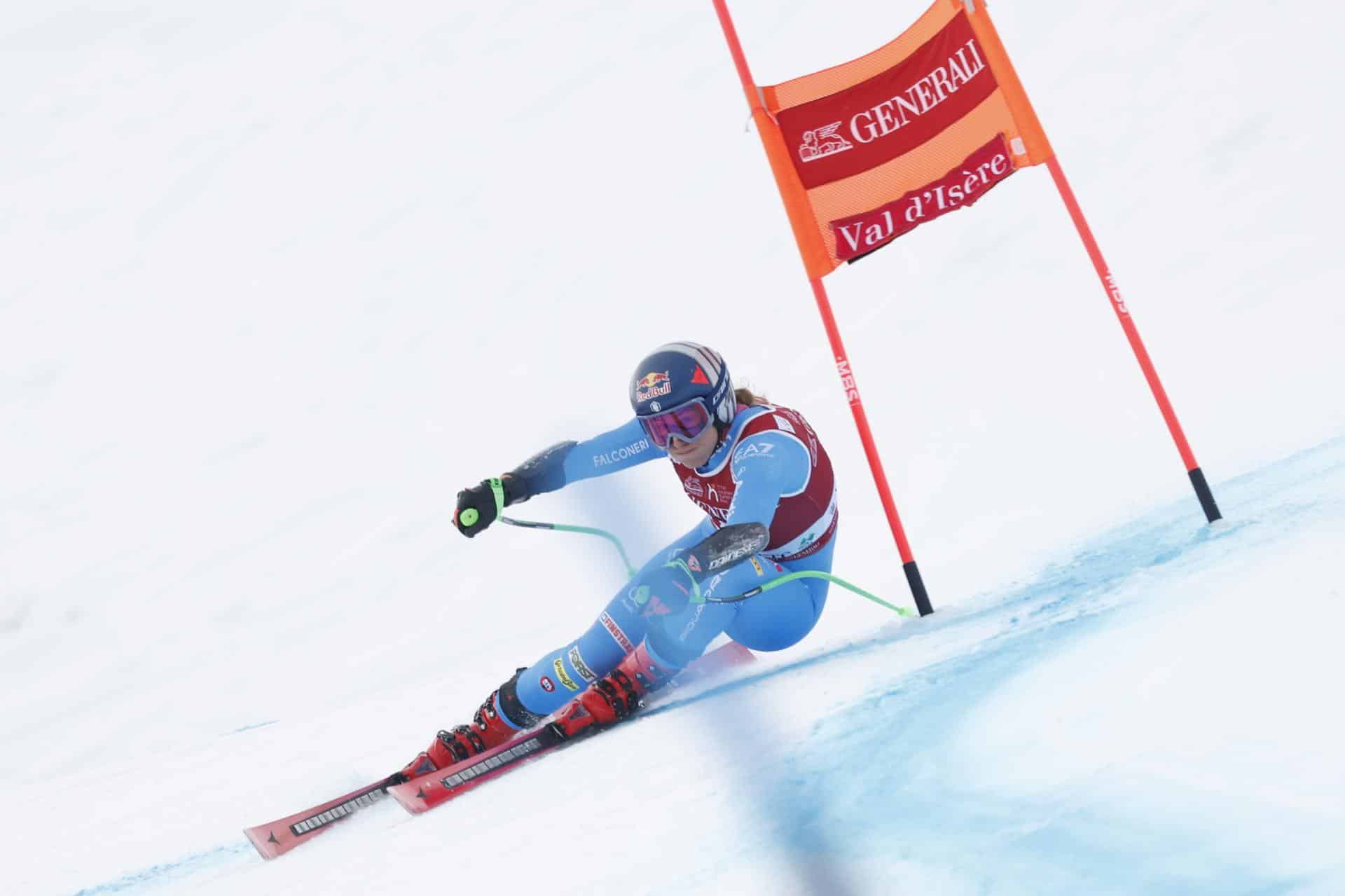 La esquiadora italiana Sofia Goggia durante la carrera de Super G femenina en la Copa del Mundo de Esquí Alpino FIS en Val d'Isere, Francia. EFE/EPA/Guillaume Horcajuelo