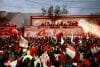 Jugadores de los Diablos Rojos de Toluca realizan una caravana para celebrar el título del Torneo Apertura 2025 de la Liga MX ante cientos de fanáticos que los acompañaron este lunes, en Toluca (México). EFE/Felipe Gutiérrez