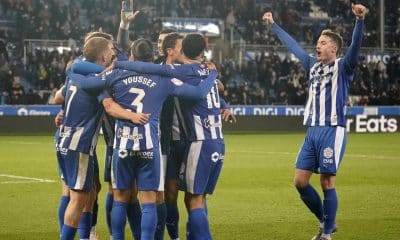 Los jugadores del Alavés celebran tras marcar ante el Sevilla, durante el partido de los dieciseisavos de final de la Copa del Rey que Deportivo Alavés y Sevilla FC disputaron en el estadio de Mendizorroza, en Vitora. EFE/L. Rico