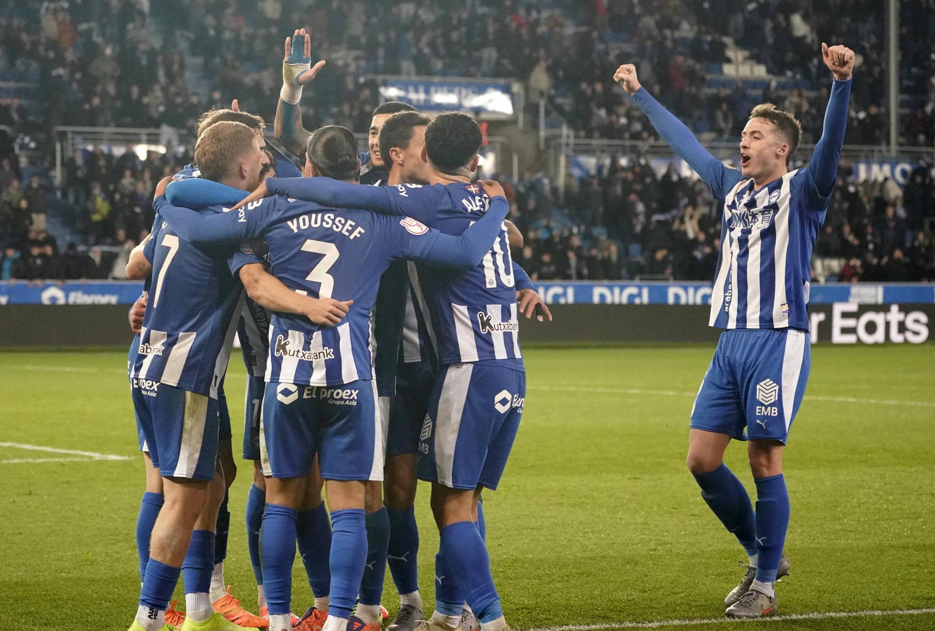 Los jugadores del Alavés celebran tras marcar ante el Sevilla, durante el partido de los dieciseisavos de final de la Copa del Rey que Deportivo Alavés y Sevilla FC disputaron en el estadio de Mendizorroza, en Vitora. EFE/L. Rico