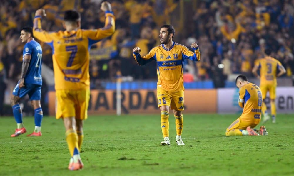 Jugadores de Tigres celebran tras ganar este sábado el partido de vuelta de la semifinal del torneo Apertura 2025 de la Liga MX frente al Cruz Azul en el estadio Universitario de San Nicolás de Los Garza. EFE/ Miguel Sierra