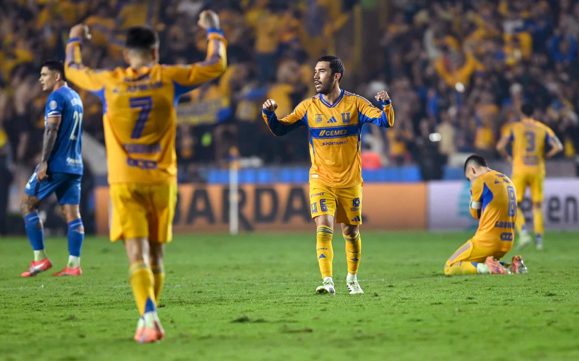 Jugadores de Tigres celebran tras ganar este sábado el partido de vuelta de la semifinal del torneo Apertura 2025 de la Liga MX frente al Cruz Azul en el estadio Universitario de San Nicolás de Los Garza. EFE/ Miguel Sierra