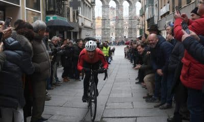 SEGOVIA, 25/12/2025.- El exciclista profesinal Pedro Delgado durante su participación en la 90 edición de la Carrera del Pavo celebrada este jueves, día de Navidad, en Segovia. EFE/Pablo Martín