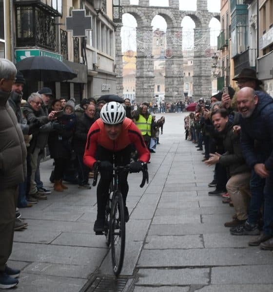 SEGOVIA, 25/12/2025.- El exciclista profesinal Pedro Delgado durante su participación en la 90 edición de la Carrera del Pavo celebrada este jueves, día de Navidad, en Segovia. EFE/Pablo Martín