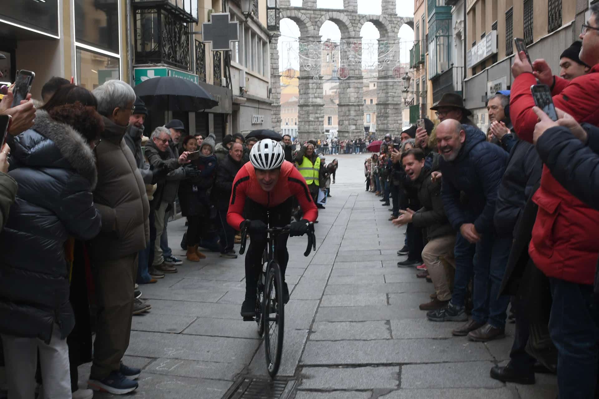 SEGOVIA, 25/12/2025.- El exciclista profesinal Pedro Delgado durante su participación en la 90 edición de la Carrera del Pavo celebrada este jueves, día de Navidad, en Segovia. EFE/Pablo Martín