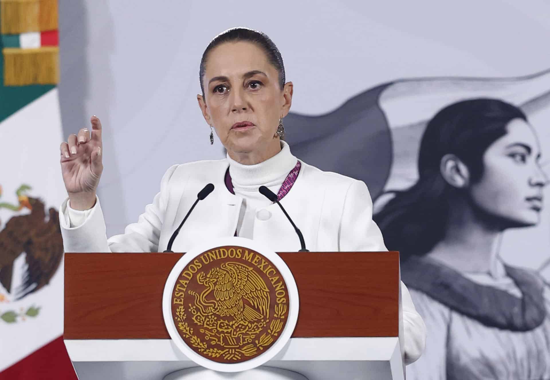 La presidenta de México Claudia Sheinbaum, habla durante una rueda de prensa este lunes en Palacio Nacional de la Ciudad de México (México). EFE/Sáshenka Gutiérrez