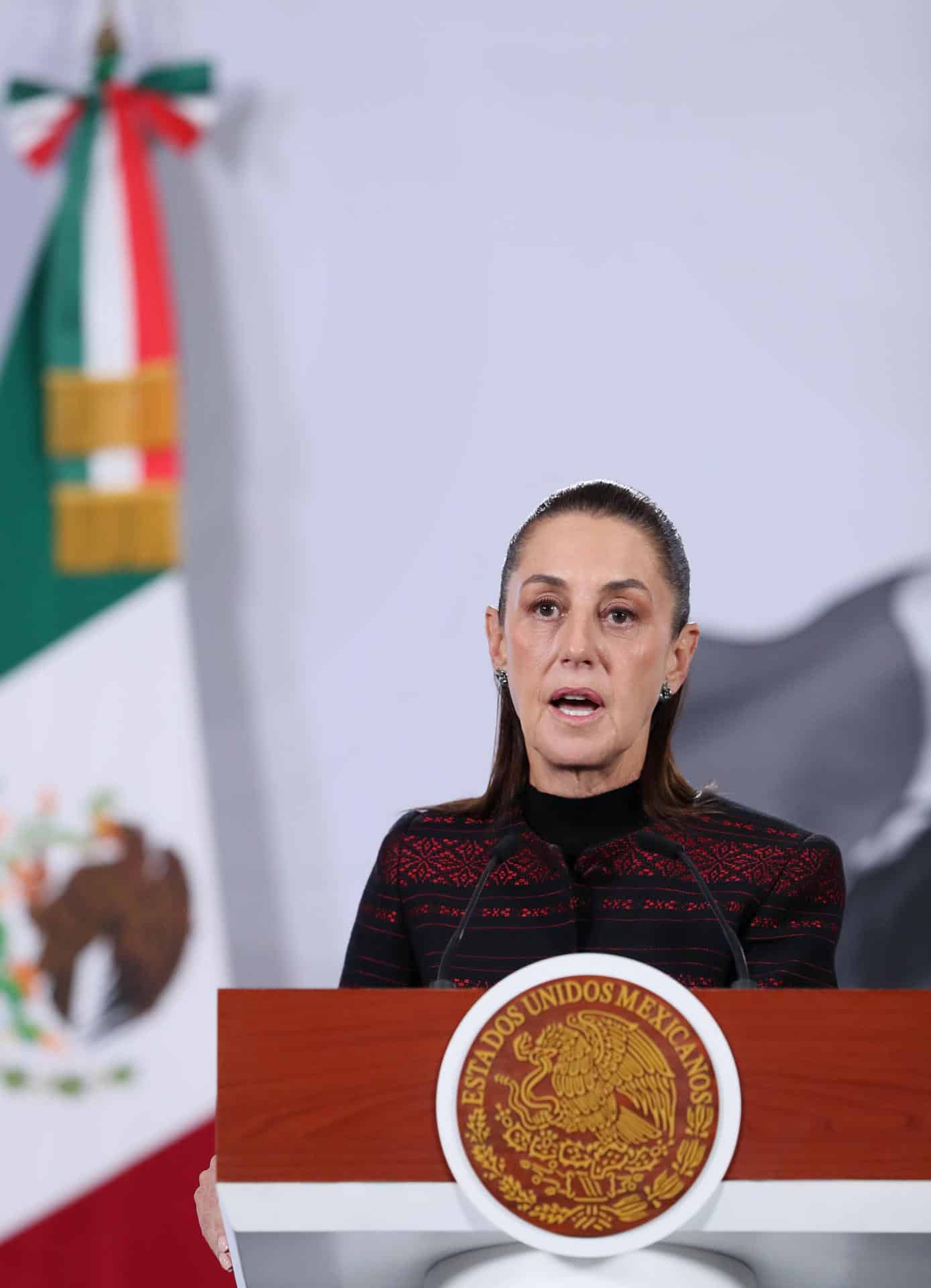 La presidenta de México, Claudia Sheinbaum, habla durante una rueda de prensa este miércoles, en Palacio Nacional de la Ciudad de México (México). EFE/Mario Guzmán