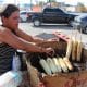 Una vendedora ambulante ofrece elotes en la ciudad de Reynosa en el estado de Tamaulipas (México). Imagen de archivo. EFE/Abraham Pineda-Jacome