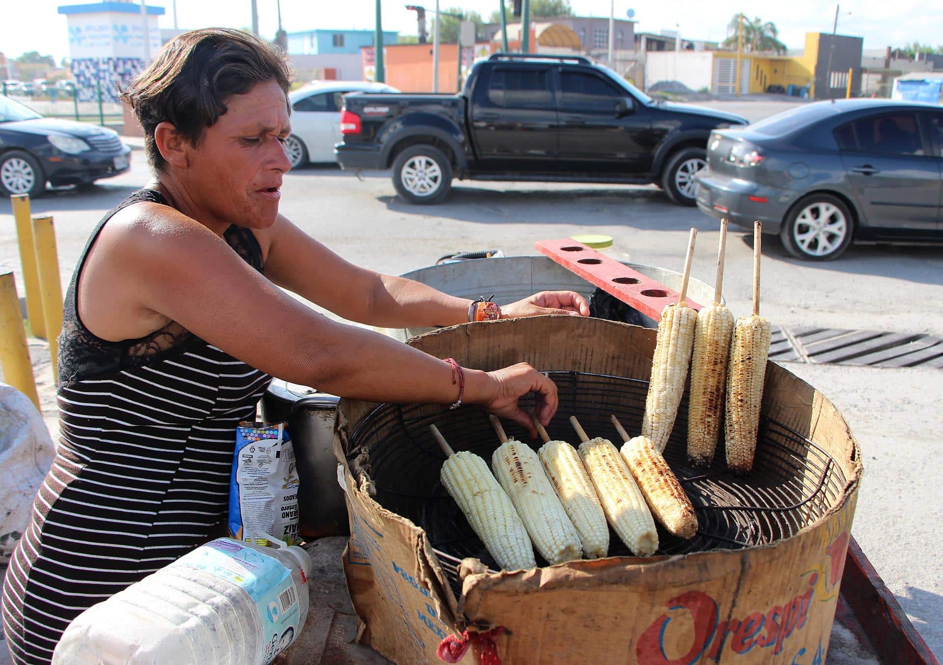 Una vendedora ambulante ofrece elotes en la ciudad de Reynosa en el estado de Tamaulipas (México). Imagen de archivo. EFE/Abraham Pineda-Jacome