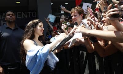 FOTO ARCHIVO. BUENOS AIRES (ARGENTINA), 28/11/2025.- La cantante Rosalía firma autógrafos afuera de un estudio de streaming este viernes, en Buenos Aires (Argentina.) EFE/ STR
