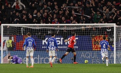 El delantero croata de Osasuna, Ante Budimir, celebra el segundo gol de su equipo, conseguido de penalti, durante el encuentro correspondiente a la jornada 17 de Laliga EA Sports que disputaron Osasuna y Alavés en el estadio El Sadar, en Pamplona. EFE / Villar López.