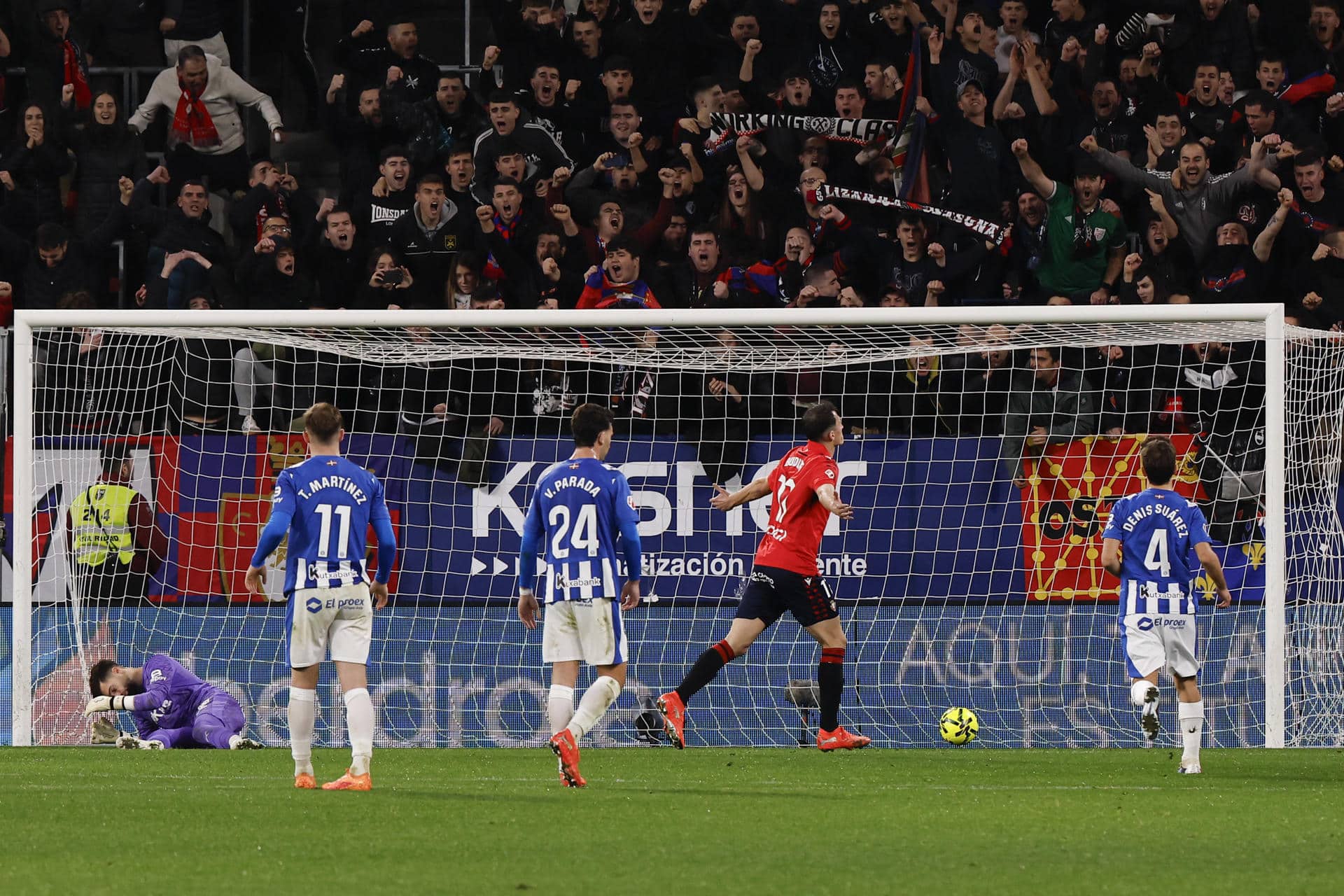 El delantero croata de Osasuna, Ante Budimir, celebra el segundo gol de su equipo, conseguido de penalti, durante el encuentro correspondiente a la jornada 17 de Laliga EA Sports que disputaron Osasuna y Alavés en el estadio El Sadar, en Pamplona. EFE / Villar López.