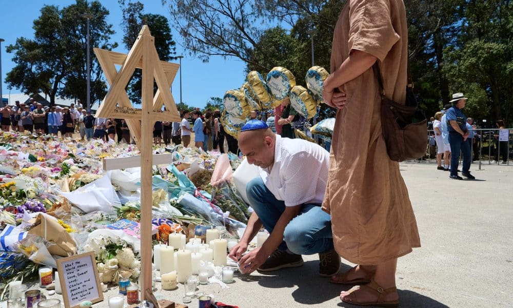 Sídney (Australia), 17/12/2025.- Personas acuden a los funerales y homenajes a las víctimas del atentado antisemita del domingo en una playa de Sídney, en el que murieron 15 personas. EFE/EPA/FLAVIO BRANCALEONE AUSTRALIA AND NEW ZEALAND OUT