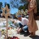 Sídney (Australia), 17/12/2025.- Personas acuden a los funerales y homenajes a las víctimas del atentado antisemita del domingo en una playa de Sídney, en el que murieron 15 personas. EFE/EPA/FLAVIO BRANCALEONE AUSTRALIA AND NEW ZEALAND OUT