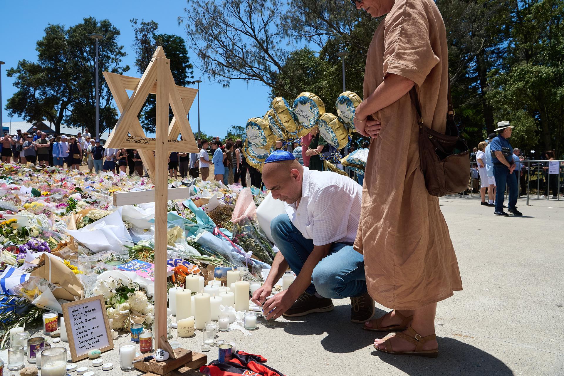 Sídney (Australia), 17/12/2025.- Personas acuden a los funerales y homenajes a las víctimas del atentado antisemita del domingo en una playa de Sídney, en el que murieron 15 personas. EFE/EPA/FLAVIO BRANCALEONE AUSTRALIA AND NEW ZEALAND OUT