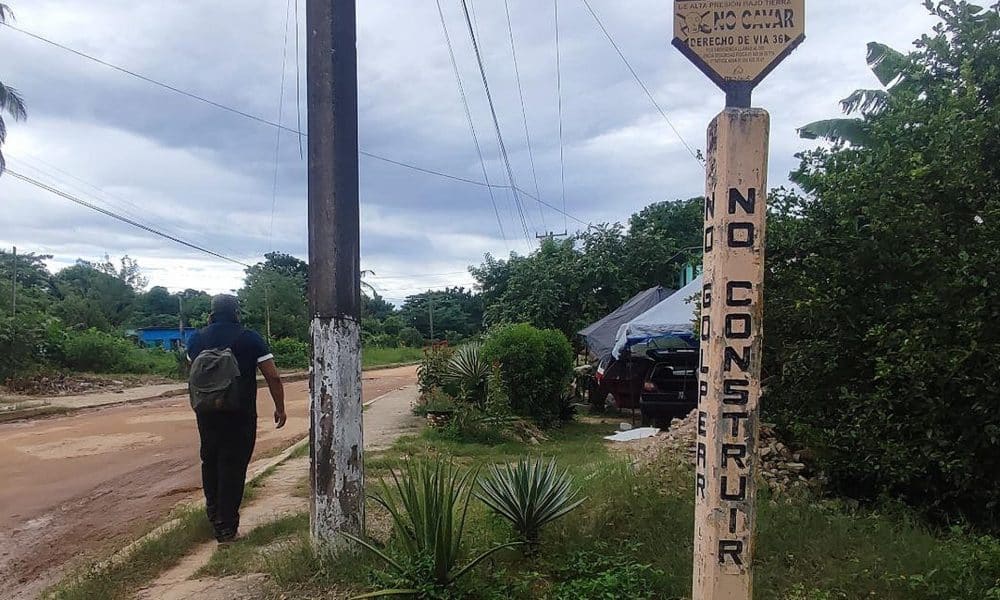 Fotografía de archivo donde se observa un poste de ductos de Petróleos Mexicanos (Pemex) en la ciudad de Oaxaca (México). EFE/ Miguel Victoria