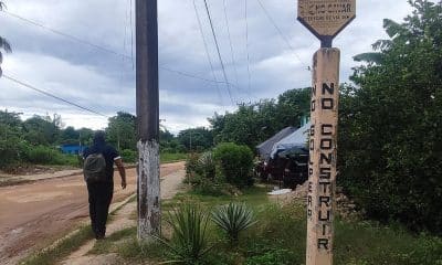 Fotografía de archivo donde se observa un poste de ductos de Petróleos Mexicanos (Pemex) en la ciudad de Oaxaca (México). EFE/ Miguel Victoria