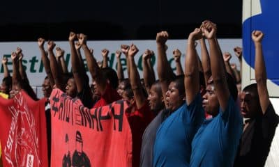 Compañeros de los 43 estudiantes desaparecidos de Ayotzinapa participan en una manifestación este sábado, en Chilpancingo (México). EFE/ José Luis De La Cruz