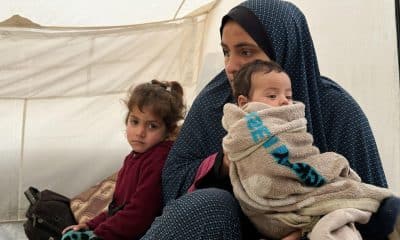 Foto de archivode una familia gazatí. Los palestinos en Gaza, la mayoría de los cuales viven en tiendas de campaña, ese stán enfrentando condiciones aún más difíciles en las últimas horas debido a un temporal de lluvia. Un bebé de dos meses falleció a causa del frío, informó este lunes el Ministerio de Sanidad gazatí, que eleva a tres el número de recién nacidos muertos por hipotermia desde que comenzó la temporada de lluvias hace dos semanas. EFE/ Ahmad Awad