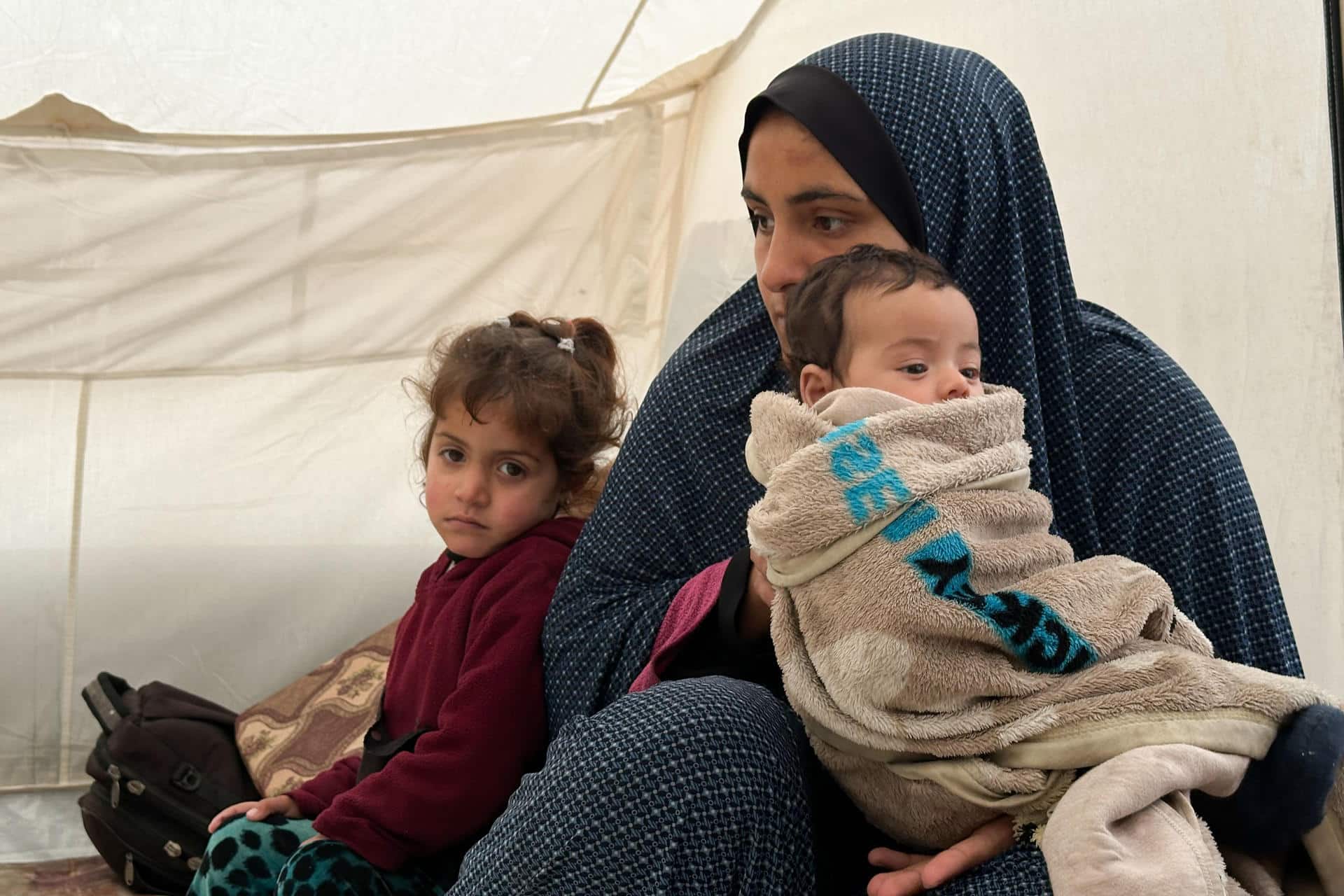 Foto de archivode una familia gazatí. Los palestinos en Gaza, la mayoría de los cuales viven en tiendas de campaña, ese stán enfrentando condiciones aún más difíciles en las últimas horas debido a un temporal de lluvia. Un bebé de dos meses falleció a causa del frío, informó este lunes el Ministerio de Sanidad gazatí, que eleva a tres el número de recién nacidos muertos por hipotermia desde que comenzó la temporada de lluvias hace dos semanas. EFE/ Ahmad Awad
