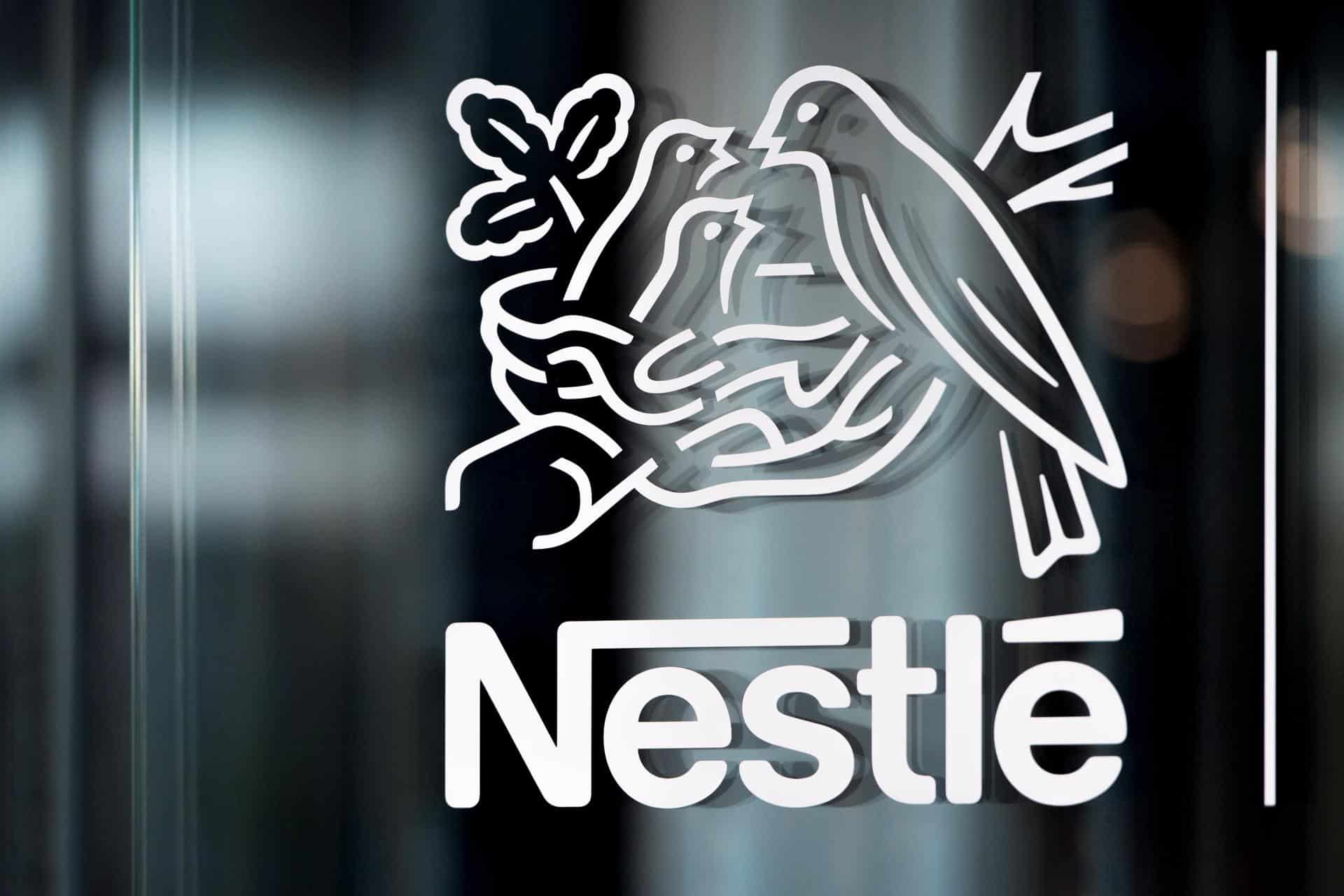 Logotipo de Nestlé en su sede en Vevey (Suiza). Imagen de archivo. EFE/ Laurent Gillieron